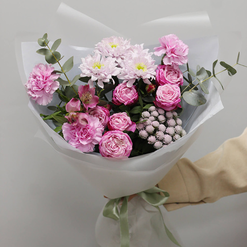 Букет из кустовых роз и хризантем