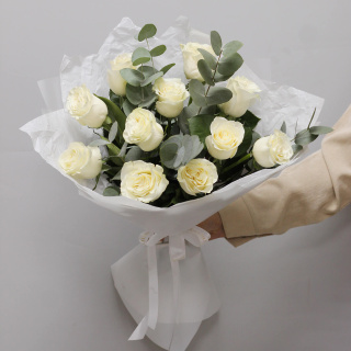 Букет роз с зеленью 