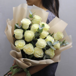 15 белых роз с эквалиптом