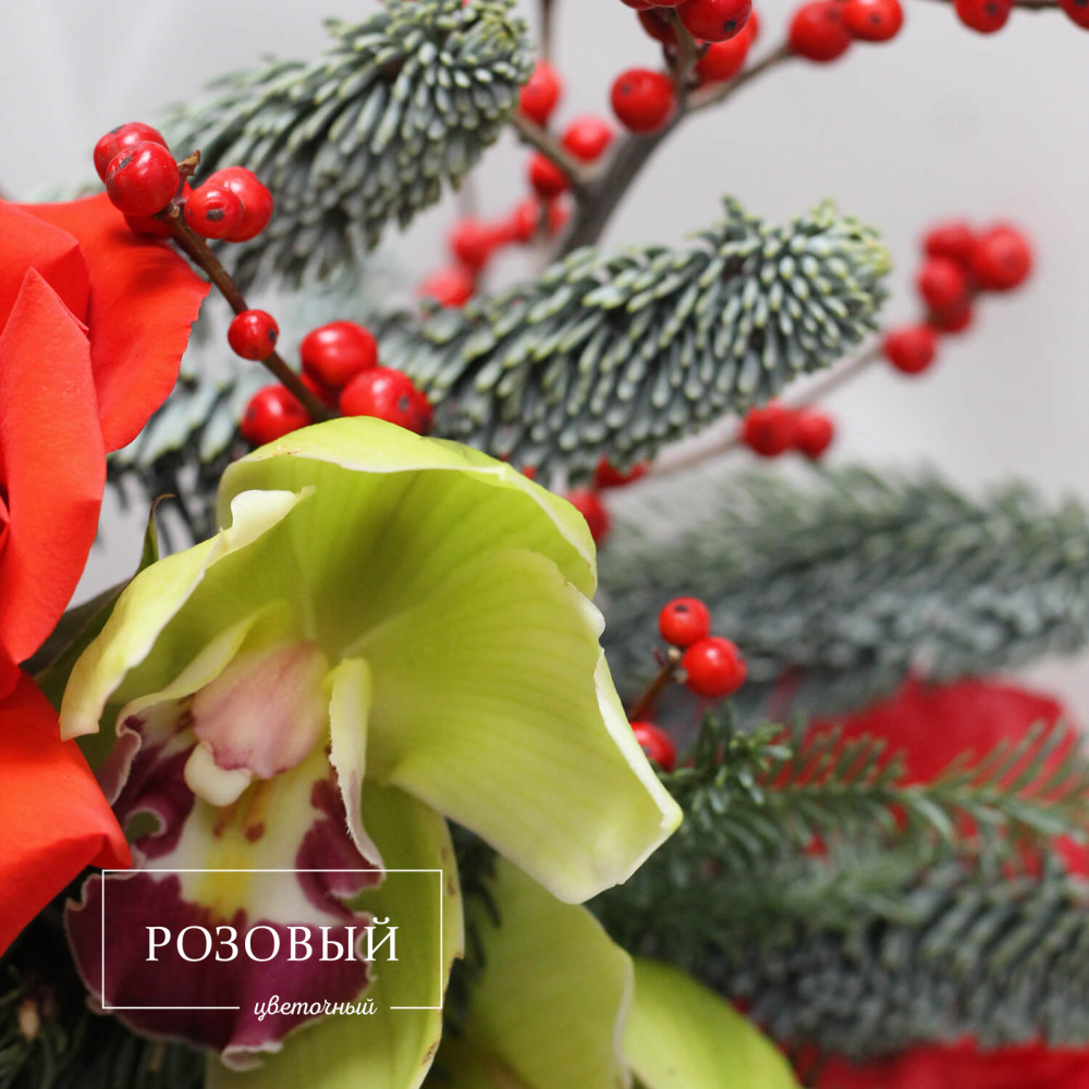 Новогодний букет из роз и орхидей