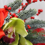 Новогодний букет из роз и орхидей