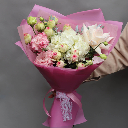 Букет с кустовой розой и гортензией  "Дышу тобой"