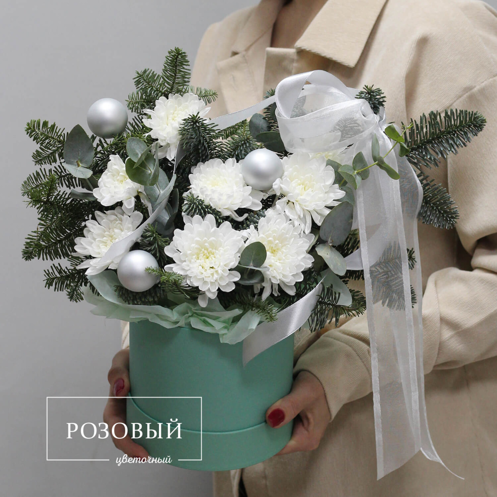 Новогодняя композиция с нобилисом и хризантемой