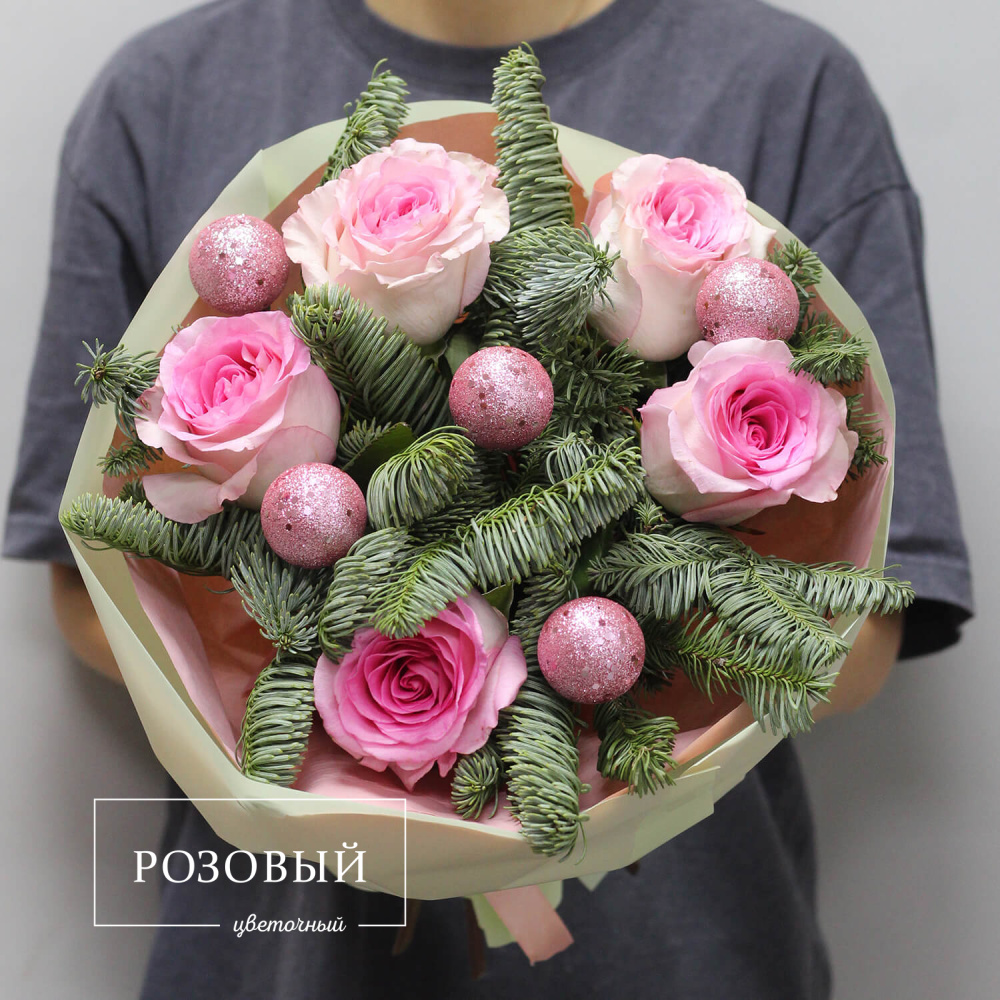 Новогодний букет с розовыми розами