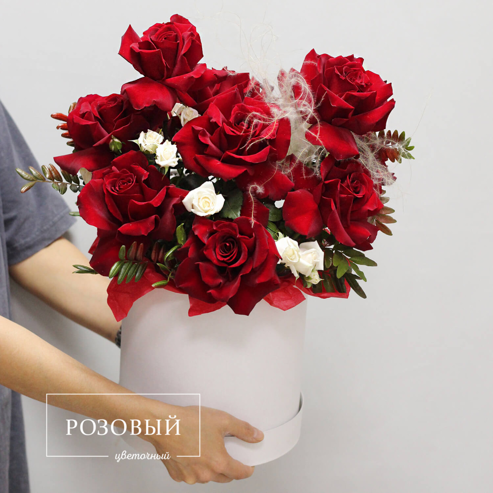 Букет из роз и кустовых роз в коробке