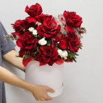 Букет из роз и кустовых роз в коробке