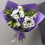Сиреневый букет с ромашками и ирисами