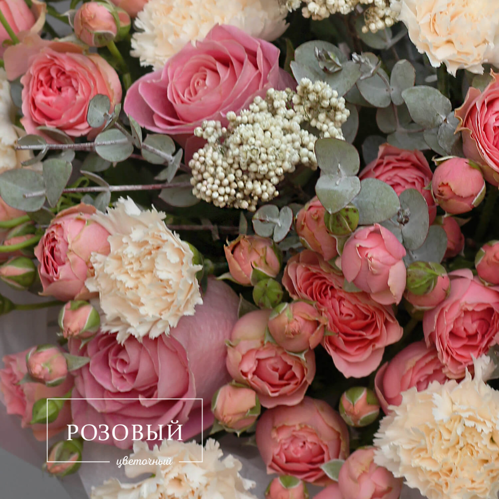 Круглый букет с кустовыми и одноголовыми розами