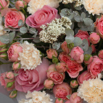 Круглый букет с кустовыми и одноголовыми розами