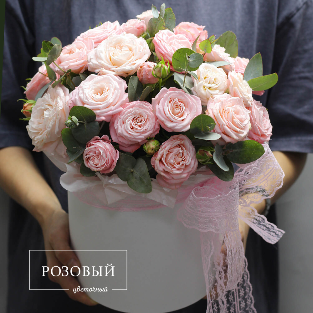 Кустовые розы с зеленью в шляпной коробке