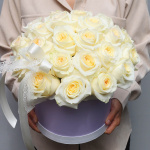 Букет сливочных роз в коробке