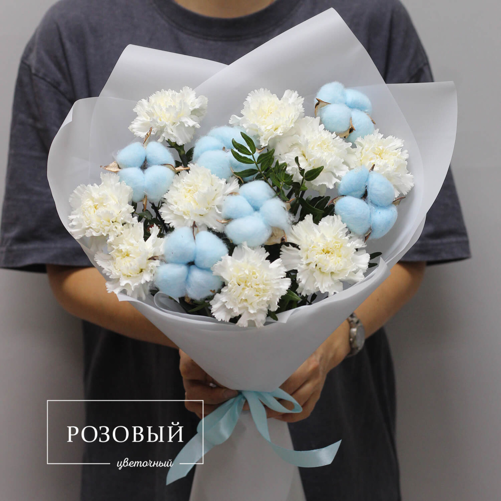 Букет белых гвоздик с хлопком