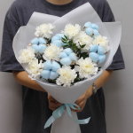 Букет белых гвоздик с хлопком