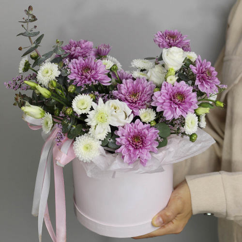 Букет хризантем в шляпной коробке "Лавандовый раф"