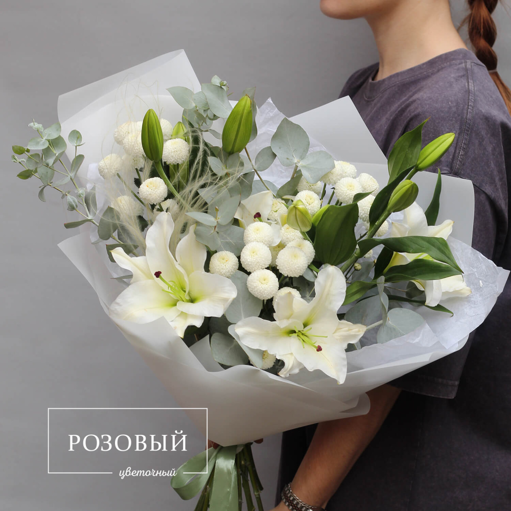 Белый букет из лилий и хризантем