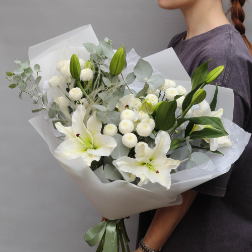 Белый букет из лилий и хризантем