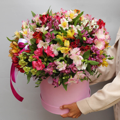 Альстромерии в шляпной коробке