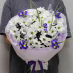 Букет из ирисов и хризантем