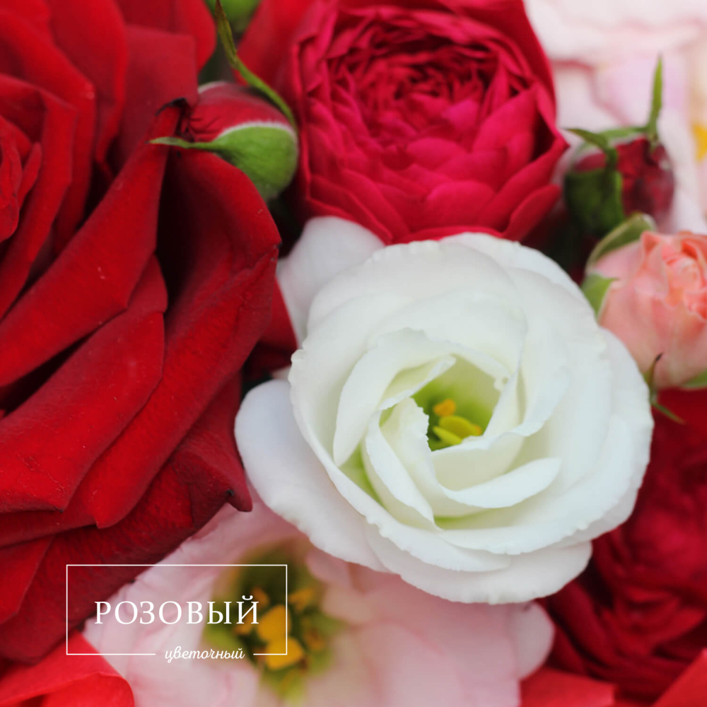 Букет цветов в коробке " С днем рождения"