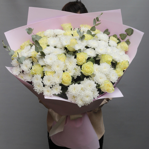 Большой букет из роз и хризантем