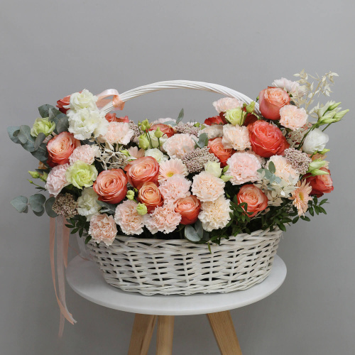 Корзина с гвоздиками и розами "Идеальный баланс"