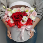 Букет цветов в коробке " С днем рождения"