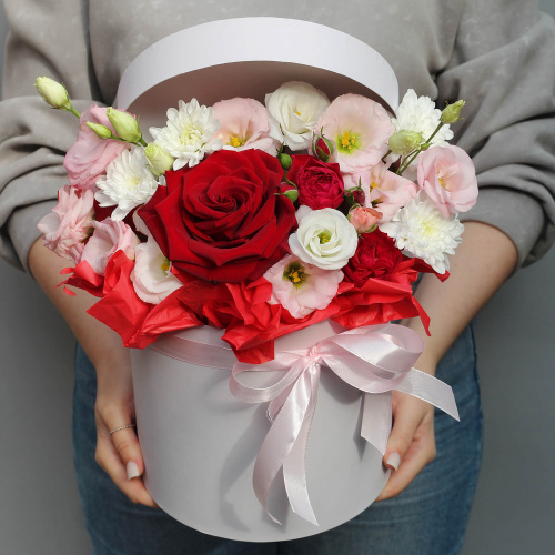 Букет цветов в коробке " С днем рождения"