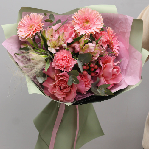 Букет роз и гербер "Клубничное безе"