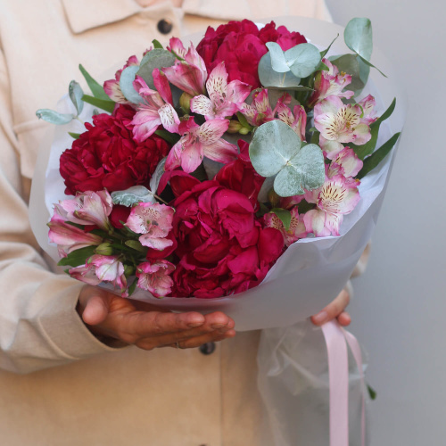 Дуэт пионов и альстромерий